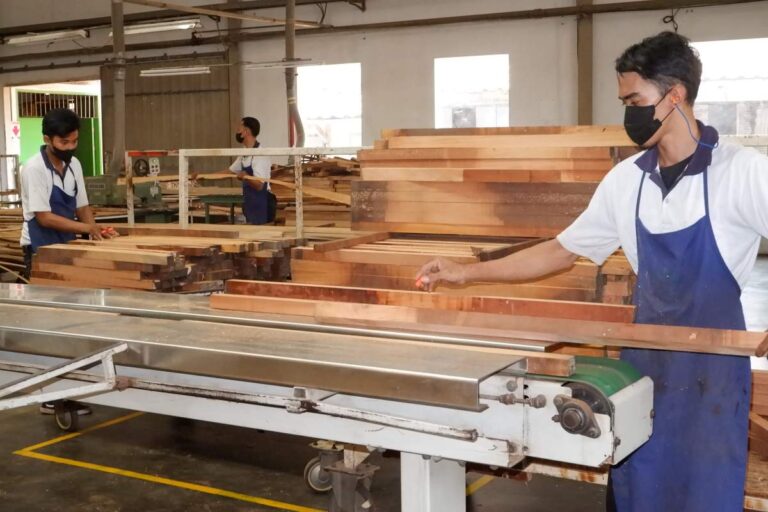 Indonesia Invites Investors for Timber Industry Machinery Revitalization