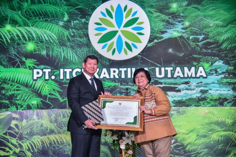 Berhasil Tingkatkan Tutupan Hutan Alam, PT ITCI Kartika Utama Dapat Penghargaan dari Menteri LHK