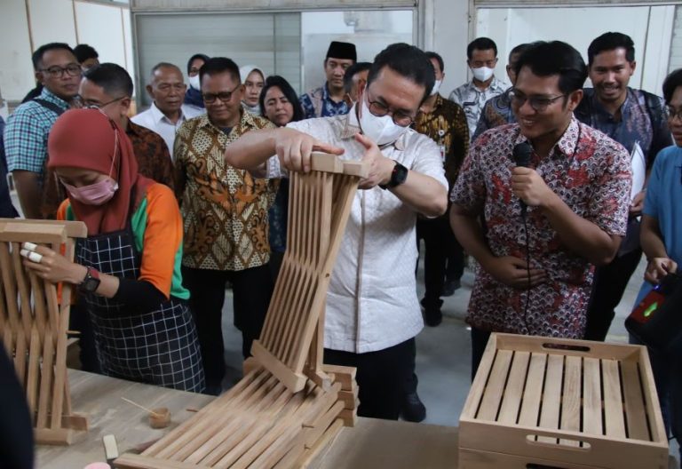 Mendag Tinjau UKM Furnitur, Dorong UKM BISA Ekspor