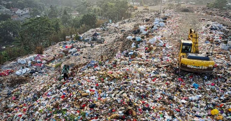 Prodi Ilmu Lingkungan Universitas Indonesia Edukasi Keluarga dalam Pengelolaan Sampah di Bank Sampah Perkotaan
