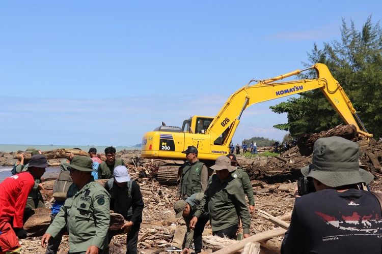 Kemenhut Kerahkan Alat Berat untuk Percepat Pemulihan Banjir di Tiga Provinsi