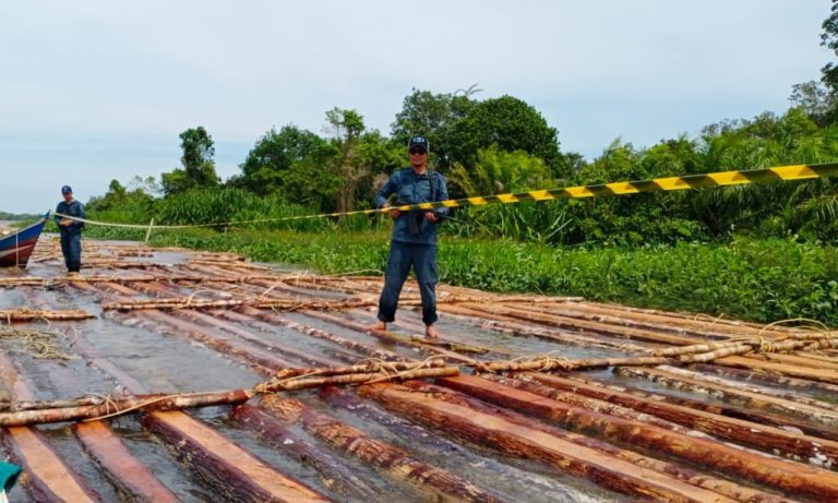 Gakkum Kehutanan Amankan Rakit Kayu Ilegal di Sungai Pawan Ketapang
