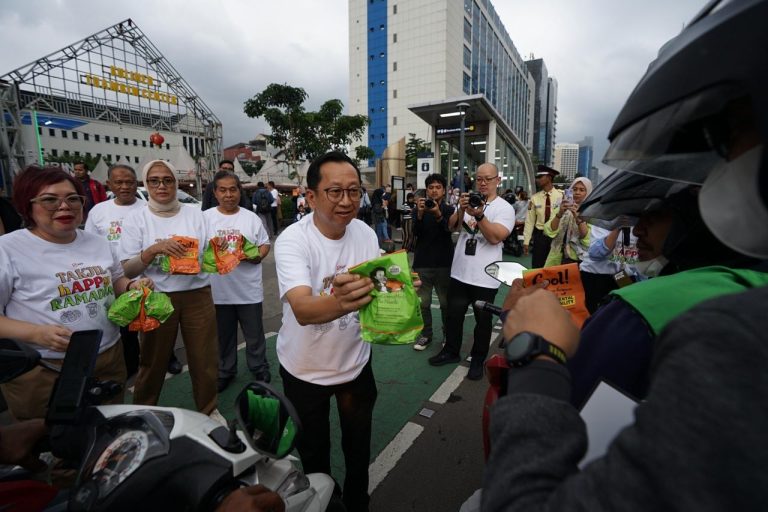 APP Group dan Pisang Goreng Madu Bu Nanik Bagikan 1.500 Takjil dengan Kemasan Ramah Lingkungan Foopak Greaseproof