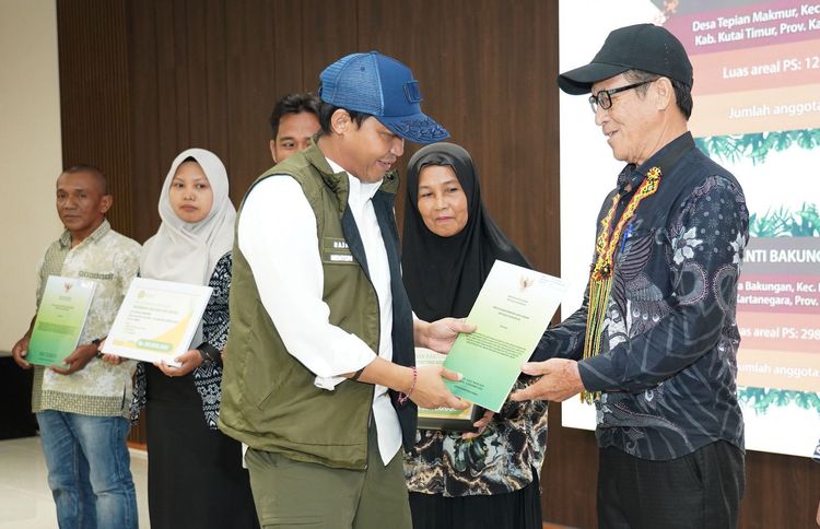 SK Perhutanan Sosial Diserahkan di IKN, 140 KK Dapat Kepastian Hukum Kelola Hutan