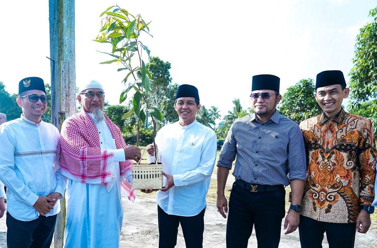 Menteri Kehutanan Tanam Pohon dan Salurkan 1.000 Bibit di Pesantren Kaltim