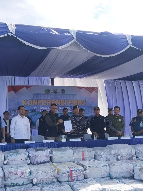 Aparat Gagalkan Penyelundupan 200 Ton Arang Bakau ke Malaysia di Perairan Riau