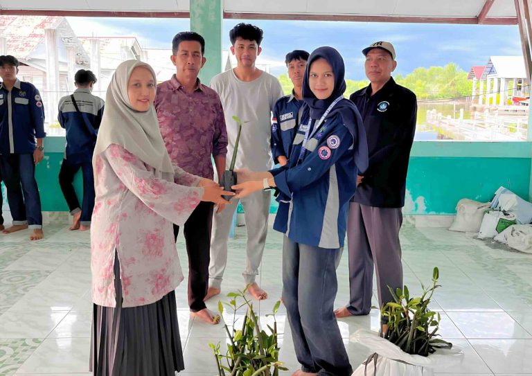 Mahasiswa UTU Tanam Mangrove di Aceh Barat, Perkuat Perlindungan Pesisir dari Abrasi