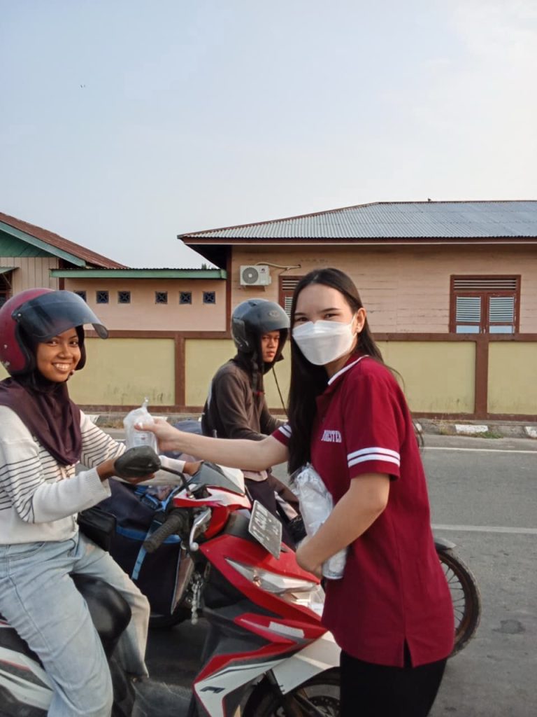 APHI Kaltara Bagikan 250 Paket Masker dan Susu di Tengah Kabut Asap