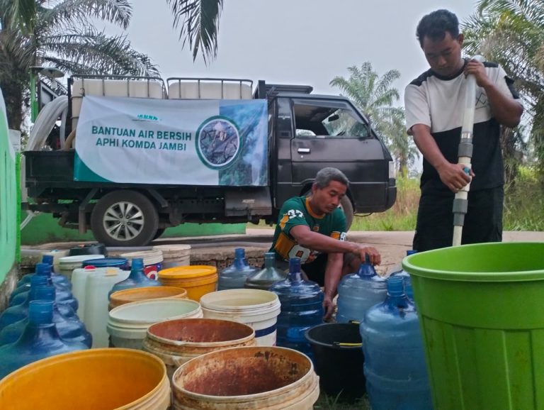 Dampak Kemarau Mulai Dirasakan Masyarakat, APHI Jambi Salurkan 4.000 Liter Air Bersih di Desa Rawa Pudak