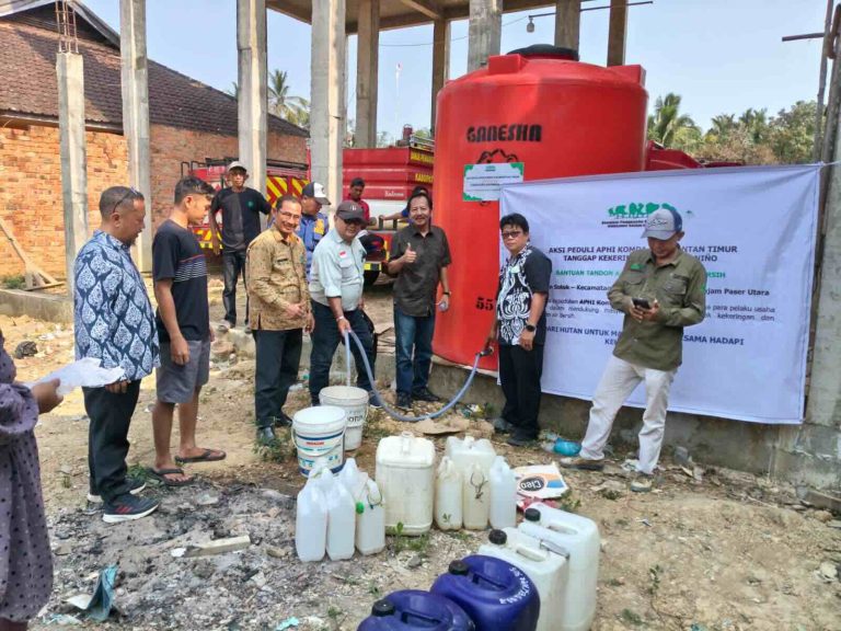 APHI Kaltim Serahkan Tandon Air 5.500 Liter untuk Warga Sotek PPU yang Terdampak Kekeringan Panjang